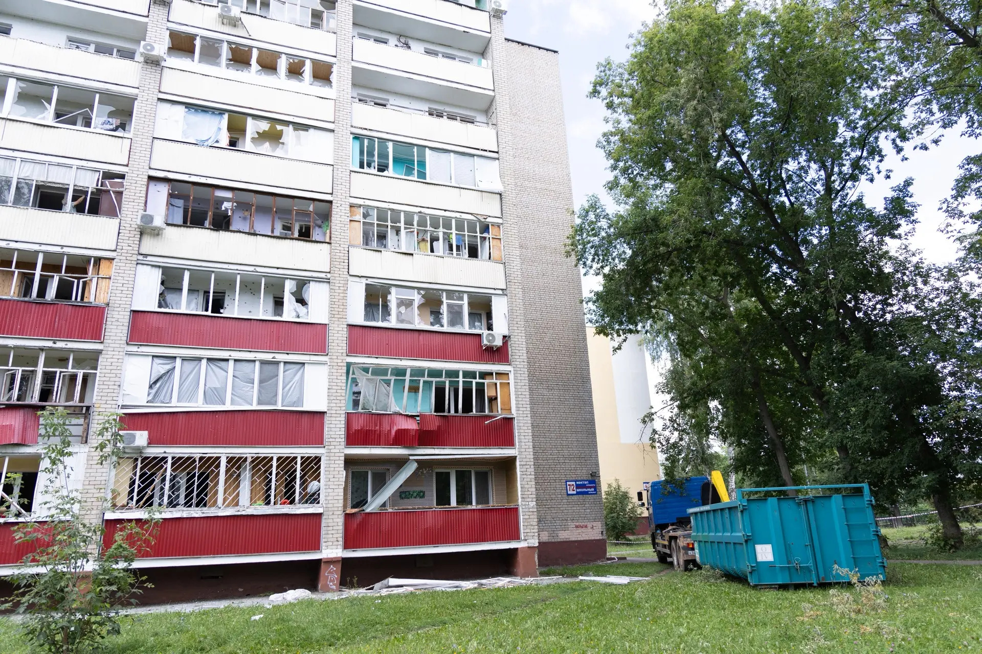 Дом на Школьном бульваре пострадал от атаки БПЛА